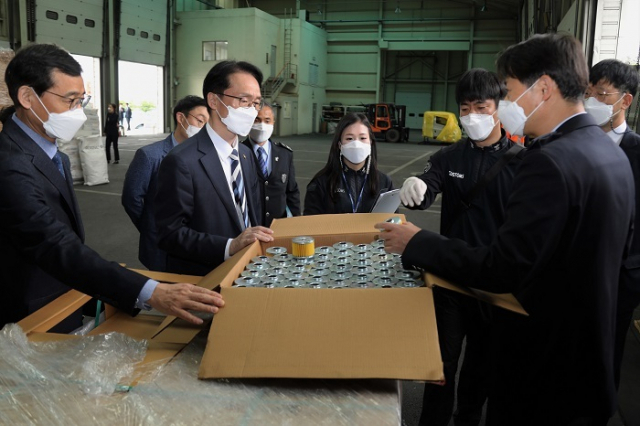 임재현 관세청장(왼쪽 두번째)이 22일 오후 부산신항컨테이너터미널내에 위치한 세관검사장에서 우범 컨테이너 화물에 대한 전량검사 현장을 점검하고 있다. 관세청 제공