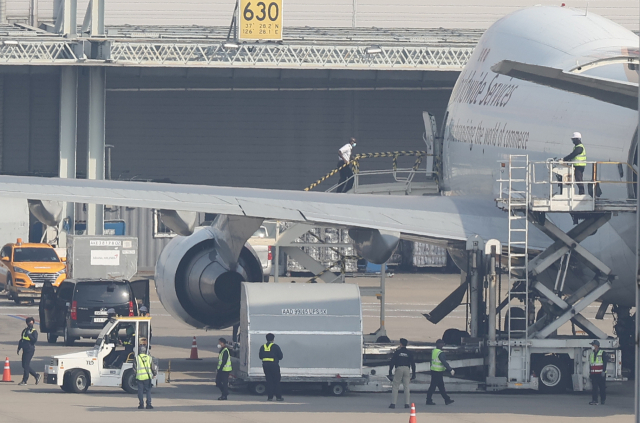21일 오전 인천국제공항 화물터미널에서 관계자들이 정부가 화이자와 직접 계약한 백신 25만 회분(12만5천 명분)을 UPS 화물 항공기에서 옮기고 있다. 정부가 화이자와 계약을 체결한 물량은 총 2천600만 회분이고 이 가운데 700만 회분이 상반기에 인도된다. 이날 25만 회분이 도입되면 상반기 물량 700만 회분 중 175만 회분 도입이 완료된다. 연합뉴스