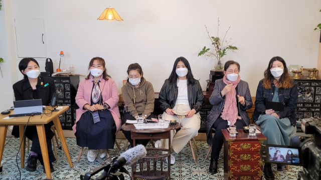 부산문화예술계 미투 운동 기록 프로젝트 ‘WRWR: 우리는 기억한다. 우리는 기록한다’ 온라인 전시가 30일까지 진행된다. 사진은 9일 열린 전시 기념 토크 라이브 장면. 오금아 기자