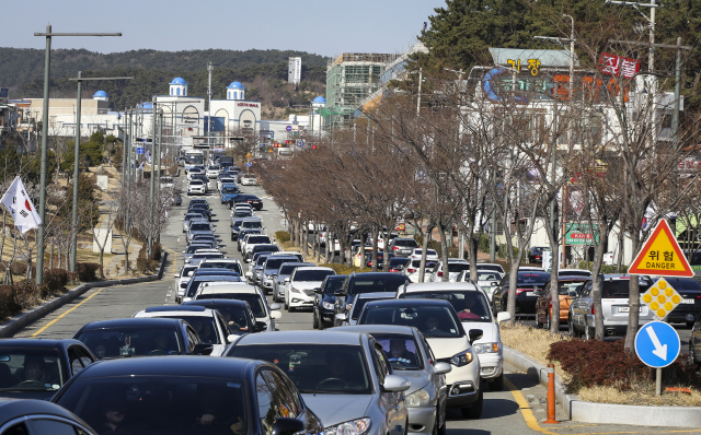 부산 기장군이 최근 오시리아 관광단지 일대의 교통 체증 해소를 위해 부산시에 교통 대책 협의체 구성을 제안해, 앞으로 어떤 해결 방안이 나올지 관심이 쏠린다. 사진은 기장군 롯데몰 동부산점 인접 도로의 심각한 교통 체증 모습. 부산일보DB