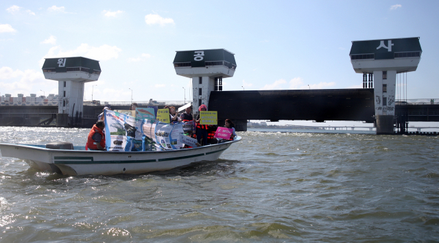 부산 사하구 낙동강 하굿둑이 처음 개방된 2019년 환경단체들이 하굿둑 앞에서 환영 플래카드를 든 모습. 부산일보DB
