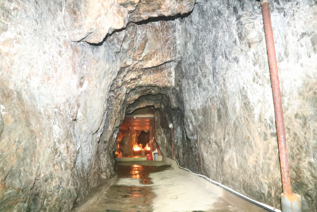 동굴 법당으로 사용되고 있는 금련산 옛 구리광산. 강원태 기자 wkang@