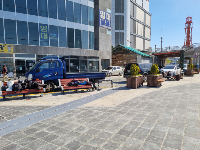 26일 오전 11시께 부산 중구 중앙동 유라리 광장. 벤치마다 노숙인들이 앉아있는 모습.