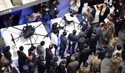 첨단 드론산업 집결의 장이자 ‘산업을 연결하는 드론의 무한한 확장’을 확인할 수 있는 '드론쇼 코리아'가 29일 부산에서 개막된다. 2019년 1월 24일 부산 벡스코 제1전시장에서 열린 '2019 드론쇼 코리아'를 찾은 관람객들이 세계 최초로 출시·양산할 계획인 수소드론을 살펴보고 있다. 부산일보DB