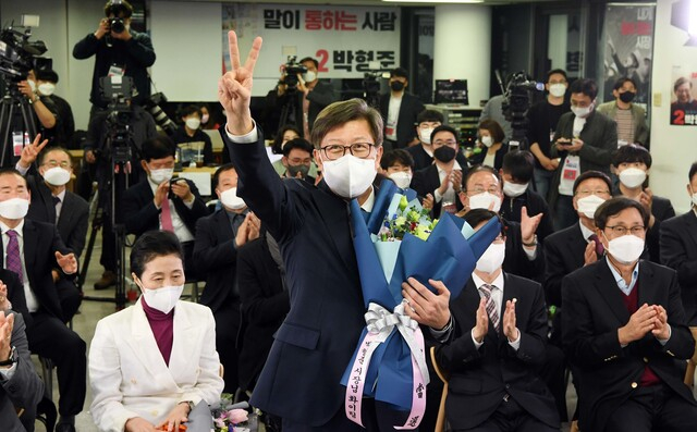 국민의힘 박형준 부산시장 후보가 지난 7일 부산진구 선거사무소에서 당선이 확실시되자 브이를 그리고 있다. 김경현 기자 view@