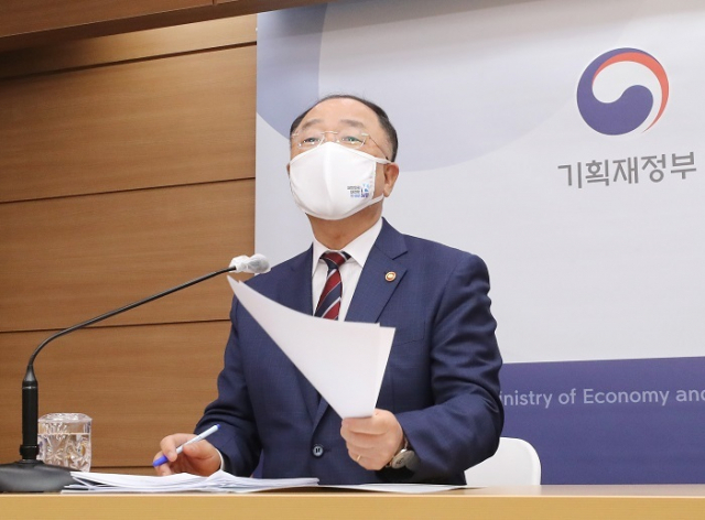 홍남기 국무총리 직무대행이 27일 오후 정부세종청사에서 열린 기자간담회에서 1/4분기 국내총생산(GDP) 및 경기상황, 부동산 정책, 코로나 방역 관련, 총리 직무대행의 소임과 평가 등과 관련해 발언하고 있다. 연합뉴스