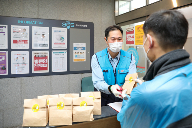 건강만세365병원, 집배원·택배기사에게 간식 전달