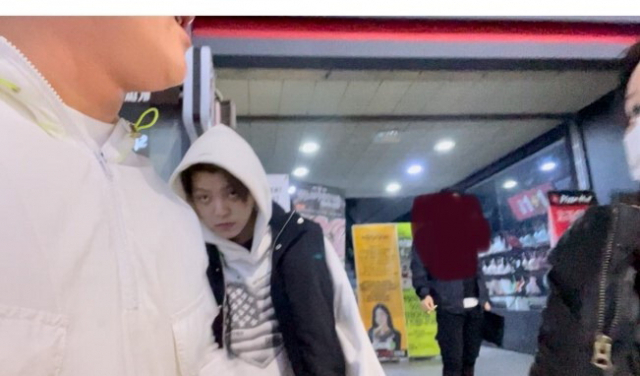 지난 2월 26일 오전 1시께 부산 서면에서 행인을 폭행한 혐의로 검찰에 넘겨진 장용준(21·예명 노엘) 씨. 사진은 당시 사건 현장에서 피해자가 촬영한 장 씨의 모습. 부산일보DB