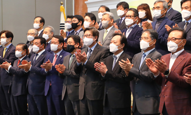 28일 오전 부산롯데호텔에서 열린 ‘코로나19 위기 극복 부산시-부산상공회의소 정책협력 간담회’에서 박형준 부산시장과 장인화 상의회장 등 참석자들이 기념사진을 찍고 있다. 정종회 기자 jjh@