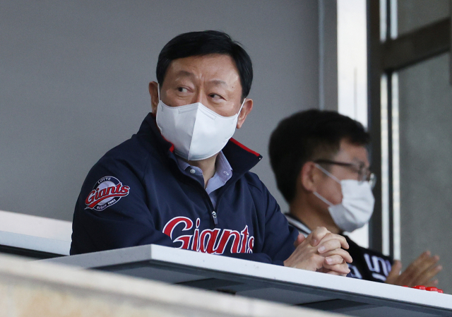 27일 오후 서울 잠실야구장에서 열린 프로야구 롯데와 LG의 경기. 롯데 구단주인 신동빈 롯데그룹 회장이 경기를 지켜보고 있다. 연합뉴스