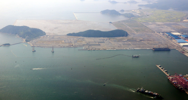 부산항 신항 서 컨테이너부두. 부산일보DB