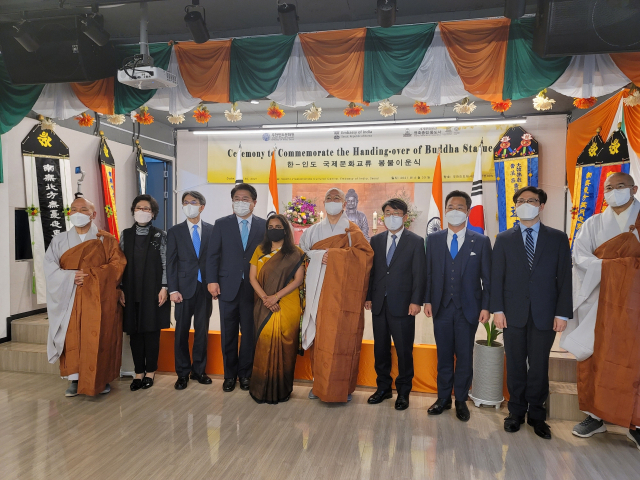 지난달 30일 서울 용산구 주한인도대사관 4층 대강당에서 인도 정부가 제작한 불상을 통도사에게 기증하는 이운식을 가진 뒤 참석자들이 기념사진을 촬영하고 있다. 통도사 제공