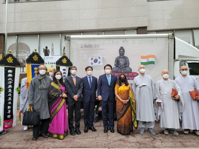 지난달 30일 서울 용산구 주한인도대사관 4층 대강당에서 인도 정부가 제작한 불상을 통도사에게 기증하는 이운식을 가진 뒤 참석자들이 기념사진을 촬영하고 있다. 통도사 제공