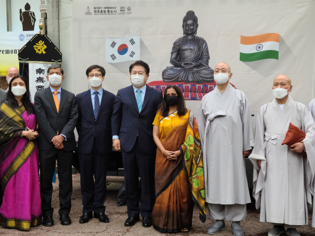 지난달 30일 서울 용산구 주한인도대사관 4층 대강당에서 인도 정부가 제작한 불상을 통도사에게 기증하는 이운식을 가진 뒤 참석자들이 기념사진을 촬영하고 있다. 통도사 제공