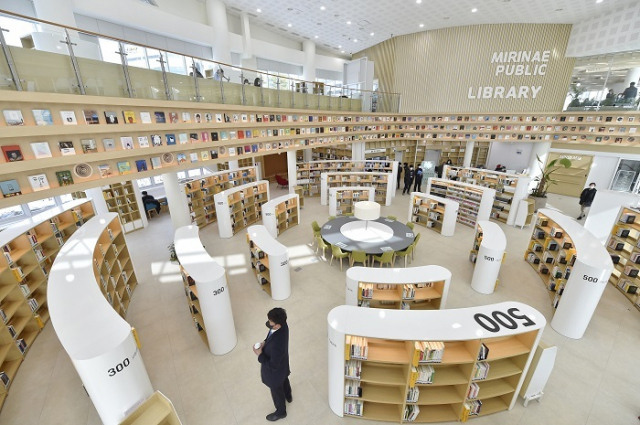 전국 혁신도시에 학교 마트 병원 등이 착착 들어서면 정주여건이 개선되고 있는 것으로 나타났다. 사진은 지난 3월 개관한 강원 원주혁신도시 내 미리내도서관. 부산일보 DB