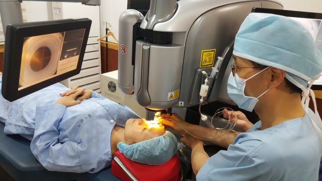 이안과 최봉준 대표원장이 환자에게 시술하고 있다. 이안과 제공