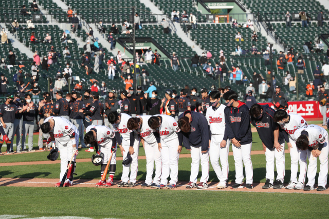 2일 사직야구장에서 열린 롯데 자이언츠와 한화 이글스의 프로야구 경기에서 패한 롯데 선수들이 팬들을 향해 고개를 숙이고 있다. 윤민호 프리랜서 yunmino@