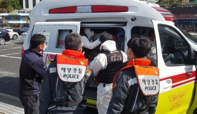 통영해양경찰서 구조대가 5일 오전 8시 40분께 통영시 욕지도에서 발생한 응급환자를 육지로 이송, 119구급대에 인계하고 있다. 통영해양경찰서 제공