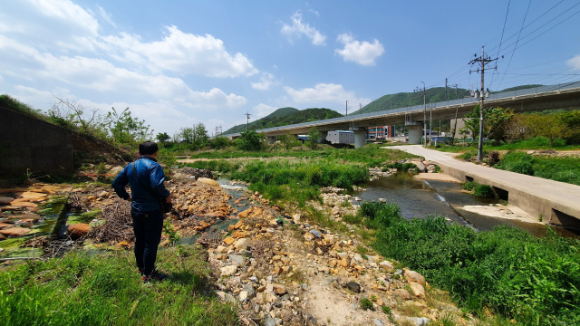 부산 기장군 철마면 임기납석광산에서 유출된 황철석 등 성분으로 인해 인근 하천 주변이 붉게 산화돼 있다. 남형욱 기자 thoth@
