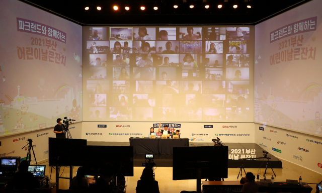 부산일보사와 부산시, 부산시교육청이 공동 주최한 ‘파크랜드와 함께하는 2021 부산 어린이날 큰잔치’가 5일 부산 해운대구 시청자미디어센터에서 온라인으로 열렸다. 유튜브 크리에이터 ‘제이제이튜브’가 ‘랜선 파자마 홈파티’를 진행하고 있다. 정종회 기자 jjh@