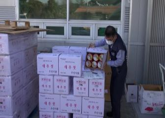 부산시 관계자가 국내산으로 둔갑한 베트남 새우젓을 적발하고 있다. 부산시 제공