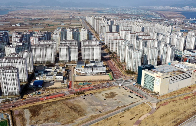 가덕신공항 건설과 에코델타시티 분양 기대감 등으로 부산 강서구 아파트 가격 상승률이 5월 첫째주 0.51%가 올랐다. 사진은 부산 강서구 명지국제신도시 전경. 정종회 기자 jjh@