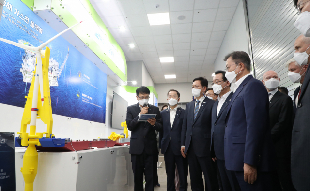 문재인 대통령이 6일 오후 울산광역시 남구 3D프린팅 지식산업센터에서 열린 '울산 부유식 해상풍력 전략 보고'에 참석, 전시된 부유식 해상풍력 모형을 노르웨이, 덴마크, 독일, 스페인 대사들과 함께 관람하고 있다. 연합뉴스