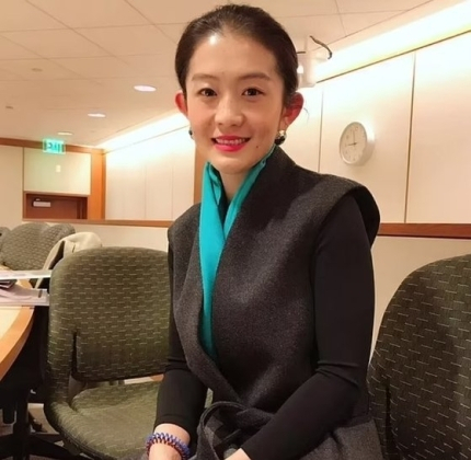 빌 게이츠 재단에서 통역 업무를 수행하는 중국 출신의 셸리 왕. 웨이보