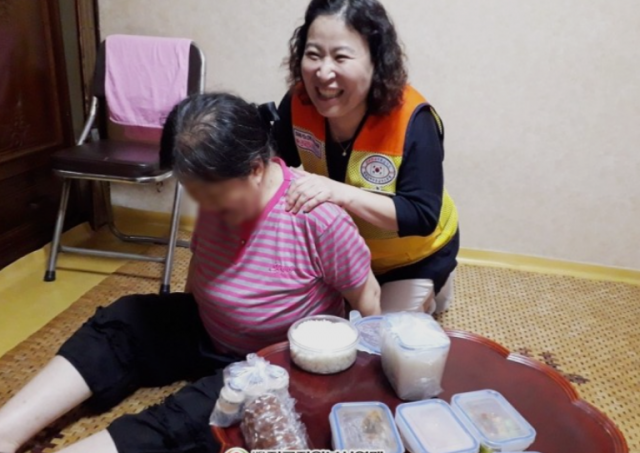 독거 노인 돌봄 자원봉사 모습. 이미지 사진 캡처