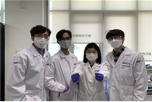 왼쪽부터 한국화학연구원 오동엽 박사, 황성연 박사, 김선미 연구원, 박제영 박사. 화학연 제공