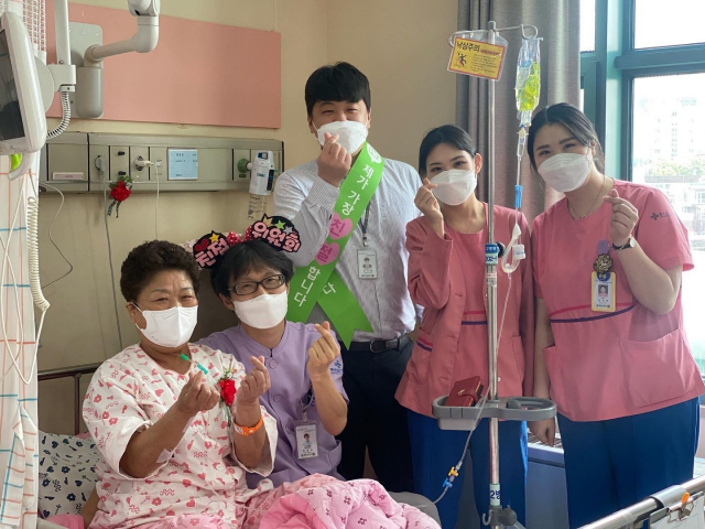 좋은삼선병원 직원들이 지난 8일 어버이날을 맞아 입원 어르신을 대상으로 감사 이벤트를 열었다. 좋은삼선병원 제공