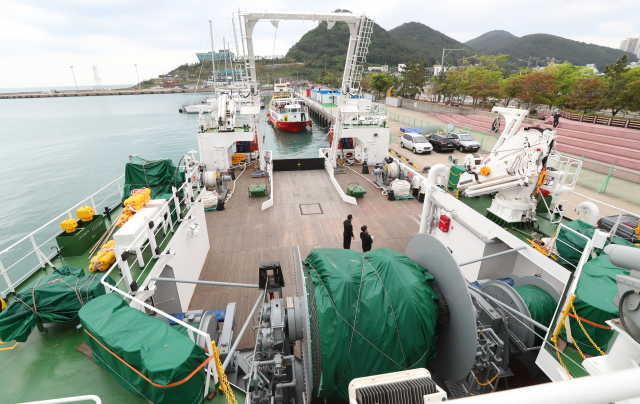 선교 내부 모습(사진 위)과 트롤 어구와 해양관측 장비가 탑재된 백경호의 선미. 정대현 기자 jhyun@