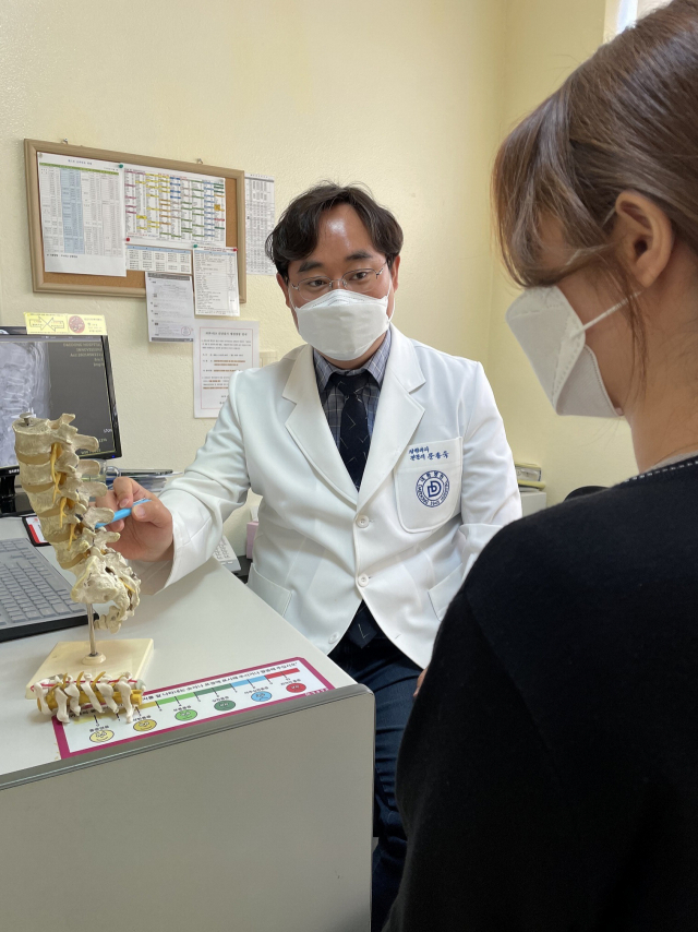 대동병원 척추센터 문종욱 과장이 환자를 진료하고 있다. 대동병원 제공