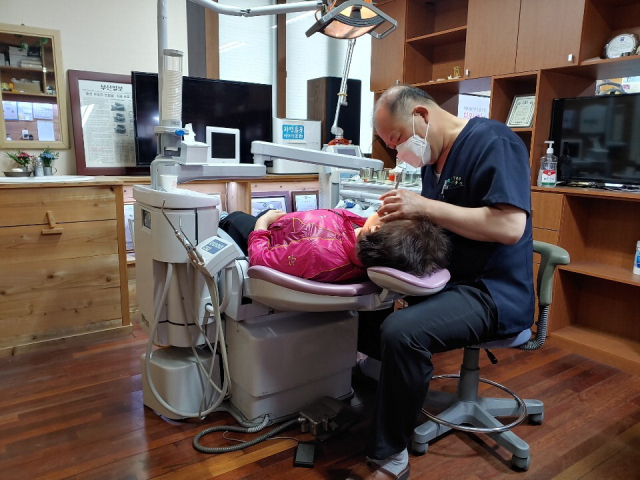 덴타피아치과의원 김경진 원장이 임플란트 시술을 하고 있다. 덴타피아치과의원 제공