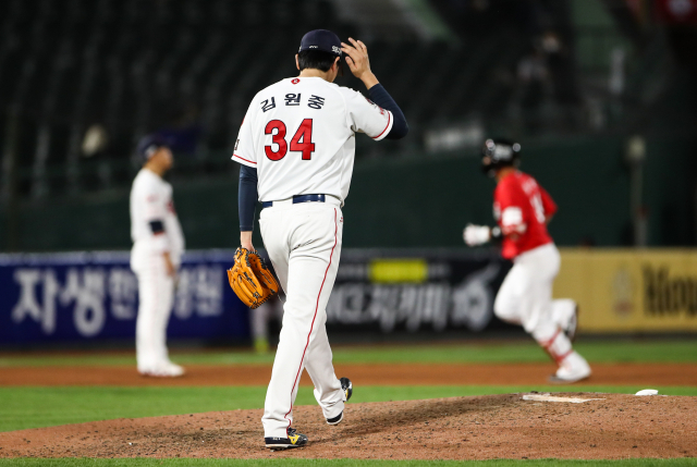 11일 사직구장에서 열린 2021 KBO 프로야구와 롯데 자이언츠와 SSG 랜더스의 경기. 8회초 무사 1,2루 SSG 최정에게 스리런 홈런을 허용한 롯데 김원중이 아쉬워하고 있다. 윤민호 프리랜서 yunmino@