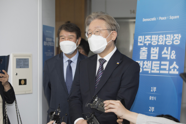 이재명 경기도지사가 12일 서울 마포구 서울미디어대학원대학교 상암연구센터에서 열린 민주평화광장 출범식에서 취재진과 인터뷰하고 있다. 연합뉴스