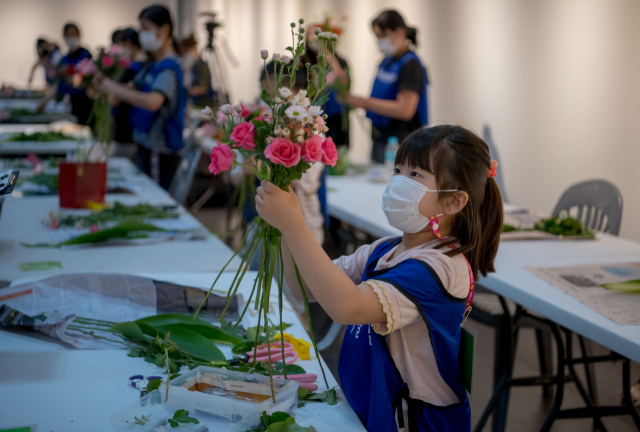 청소년꽃다발만들기대회에 참여한 청소년들이 꽃다발을 만들고 있다. 부산예총 제공