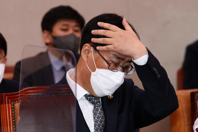 박준영 해양수산부 장관 후보자가 지난 4일 국회 농림축산식품해양수산위원회에서 열린 인사청문회에 참석해 머리를 만지고 있다. 김종호 기자 kimjh@