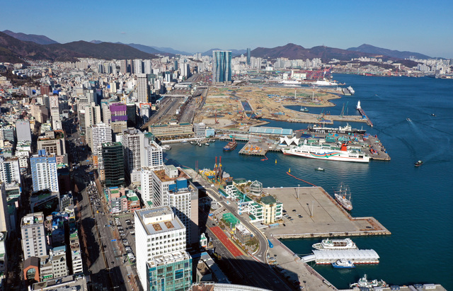 부산 북항. 부산일보DB
