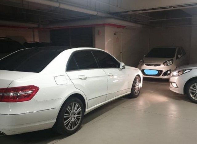 대전 한 아파트 지하주차장에서 이중 주차한 벤츠 주인에게 '차 빼달라'고 요구했다가 인신공격 당한 사연이 공개됐다.