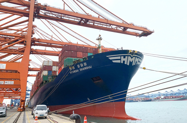 부산항에서 지난 12일 출항한 6800TEU급 컨테이너선 ‘HMM 상하이호’가 수출기업들의 화물을 싣고 있다. HMM 제공
