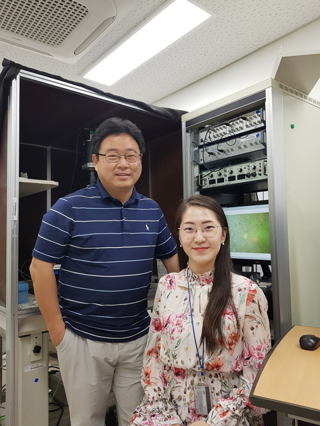 (왼쪽부터) KAIST 생명과학과 손종우 교수, 유은선 석박사통합과정. KAIST 제공