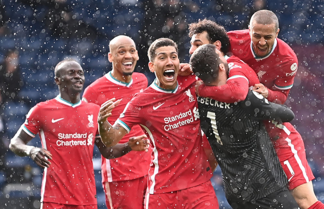 극적인 역전골 넣고 기뻐하는 알리송과 동료 선수들. AFP연합뉴스