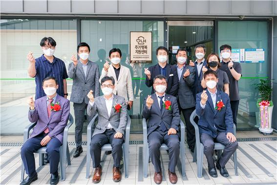 LH부산울산지역본부는 관리사무소의 이름을 ‘주거행복지원센터’로 바꿔 새롭게 단장하는 현판식을 지난 14일 부산 기장군 정관2단지에서 가졌다. LH 제공