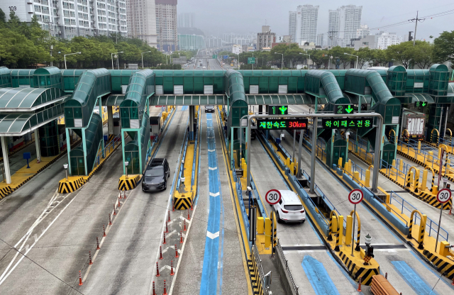 부산항대교, 수정터널 등 부산에서 운영중인 7개 유료 민자도로의 통행료 수입이 지난 20년간 3조원에 육박하는 것으로 드러났다. 17일 오후 부산 부산진구 수정터널 톨게이트로 차량들이 진출입하고 있다. 정종회 기자 jjh@