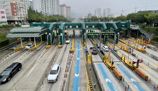 사진은 17일 오후 부산 부산진구 수정터널 톨게이트로 차량들이 진출입하고 있다. 정종회 기자 jjh@