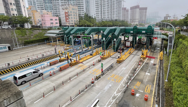 부산항대교, 수정터널 등 부산에서 운영중인 7개 유료 민자도로의 통행료 수입이 지난 20년간 3조원에 육박하는 것으로 드러났다. 부산 부산진구 수정터널 톨게이트로 차량들이 진출입하고 있다. 정종회 기자 jjh@