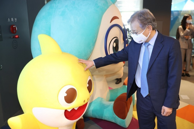 권칠승 중소벤처기업부 장관이 예비 유니콘 기업 스마트스터디를 찾아 전시관에서 캐릭터를 관람하고 있다. 중기부 제공