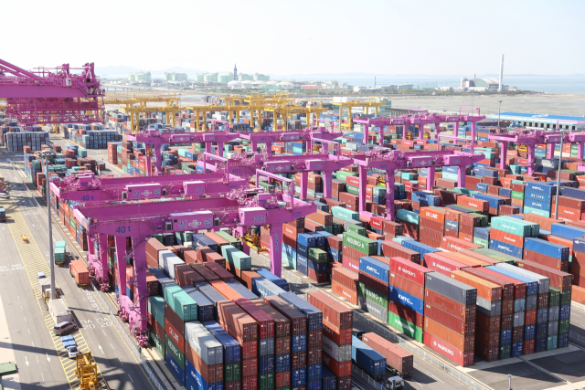 화물이 가득 들어찬 인천신항 전경. 인천항만공사 제공