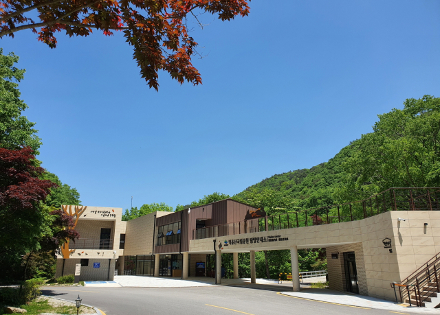 덕유산 국립공원사무소가 덕유산 자연문화를 한눈에 볼 수 있는 덕유산 국립공원 탐방안내소를 운영한다. 덕유산 국립공원사무소 제공